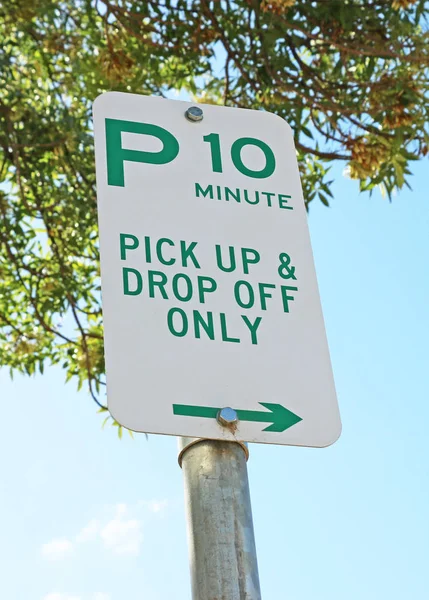 緑と白の 分駐車場 ピックアップとドロップだけを記号 — ストック写真