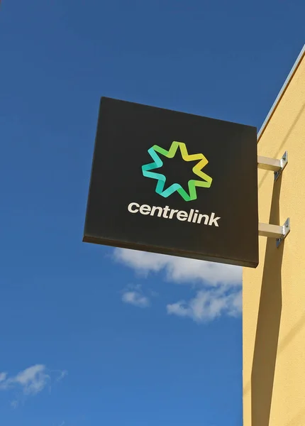 Maryborough, Avustralya - 14 Şubat 2016: Centrelink hükümeti ödemeler ve Hizmetleri emekli, işsiz, aileler, devre dışı ve insanlar için bir dizi farklı kültürlerden sunar.