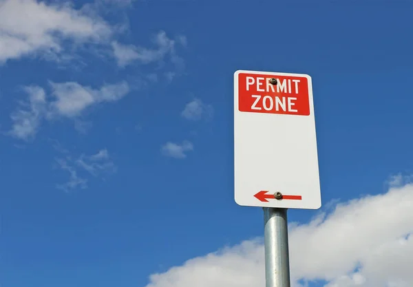 明るい青い空に赤と白の許可ゾーン標識 — ストック写真