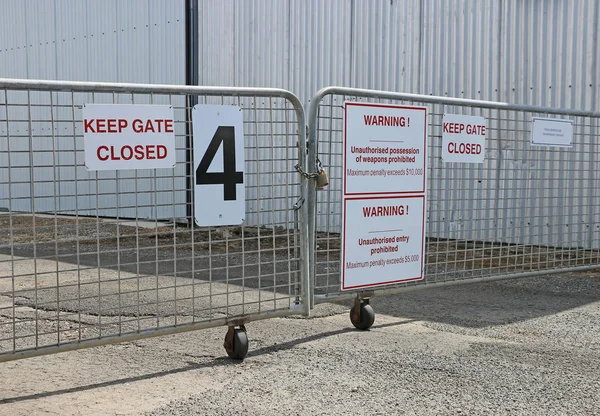 Rojo Blanco Mantener Puerta Cerrada Entrada Autorizada Señales Prohibidas — Foto de Stock