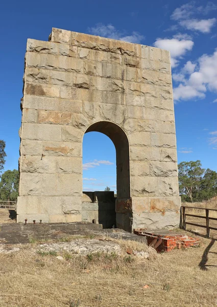 澳大利亚维多利亚帝汶市 2015年12月27日 花岗岩拱门是大公矿的全部遗迹 该矿运行了 27年 产生了6125公斤黄金 — 图库照片