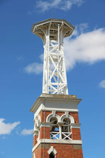 Rosso Mattone Fuoco Campanile Nel Cielo Blu — Foto Stock