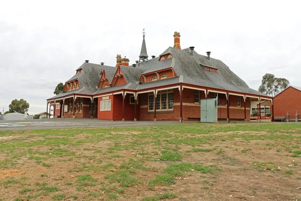 アボカ小学校 1878 は単一階建ての 赤れんが造りの建物甲高いスレート屋根と建物を取り囲むベランダ アボカ ビクトリア オーストラリア 2016 — ストック写真