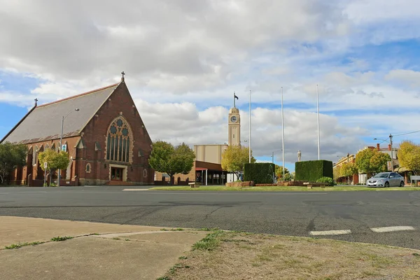 澳大利亚维多利亚州斯塔威尔 2016年4月10日 可以看到圣三一英国圣公会教堂和市政厅钟楼的街道景观 — 图库照片