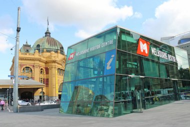 Melbourne, Avustralya - 13 Nisan 2016: Federasyon Meydanı Flinders Sokağı İstasyonu içinde belgili tanımlık geçmiş ile Melbourne ziyaretçi merkezi