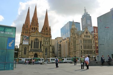 Melbourne, Avustralya - 14 Nisan 2016: Federasyon Meydanı'na görüntülenen bir karışımı modern mimari ve tarihi (dahil St Paul's Anglikan katedrali)