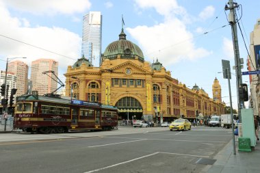 Melbourne, Avustralya - 13 Nisan 2016: Flinders Street Tren İstasyonu (1910), Melbourne Cbd Flinders ve Swanston sokak köşesinde tüm Büyükşehir demiryolu ağı hizmet vermektedir