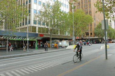 Melbourne, Avustralya - 13 Nisan 2016: Swanston ve Collins sokaklarda, Melbourne Cbd köşedeki Westpac banka şubesi yakınındaki üstlenilen bakım çalışmaları