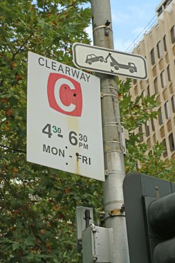 kırmızı, siyah ve beyaz Clearway - Tow koyma işareti