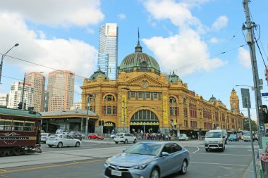 Melbourne, Avustralya - 13 Nisan 2016: Flinders Street Tren İstasyonu (1910), Melbourne Cbd Flinders ve Swanston sokak köşesinde tüm Büyükşehir demiryolu ağı hizmet vermektedir