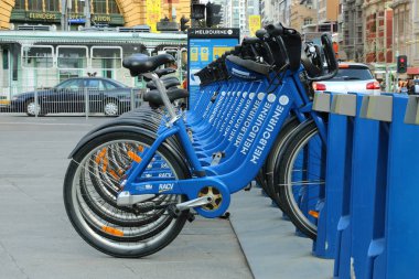 Melbourne, Avustralya - 13 Nisan 2016: Melbourne Bisiklet Paylaş sınırsız 30 dakika sürmek $ 3 günlük tren istasyonları arasında sağlar