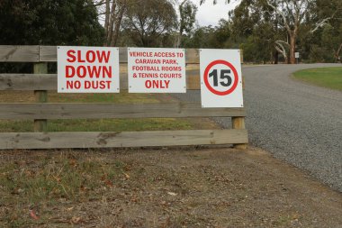 kırmızı ve beyaz yavaş aşağı No toz ve 15 hız sınırı işaretler