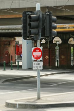 Melbourne, Avustralya - 16 Nisan 2017: Kırmızı, siyah ve beyaz girilmez, otobüsler hariç Flinders Sokağı, Melbourne'de işaretleri