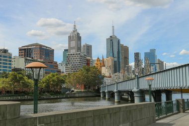 Melbourne, Avustralya - 15 Şubat 2017: Eureka Kulesi Yarra Nehri Flinders Sokağı doğru görünümünden