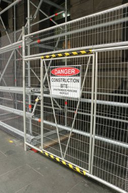 Kırmızı, siyah ve beyaz tehlike şantiye uyarı işareti