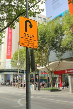 Melbourne, Avustralya - 16 Nisan 2017: siyah ve turuncu u dönüşü sadece işareti Bourke ve Melbourne Cbd Swanston sokak köşesinde