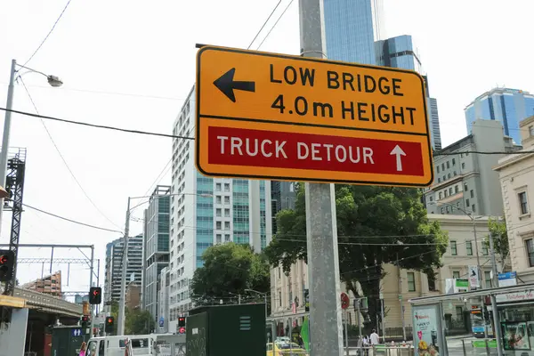 Melbourne Austrálie Března 2017 Žlutá Černá Nízký Most Výšky Truck — Stock fotografie