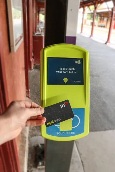 Castlemaine Australia April 2017 Ein Pendler Berührt Bahnsteig Ein Myki — Stockfoto