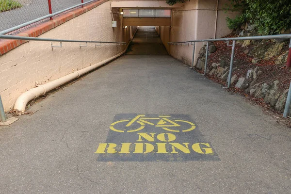 Černá Žlutá Bike Koni Nápis Pěší Metro — Stock fotografie