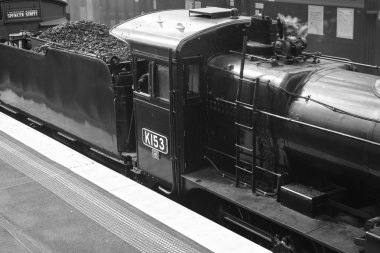 Sunshine, Avustralya - 25 Mart 2018: Sunshine tren istasyonundan kalkan K153 buharlı treni