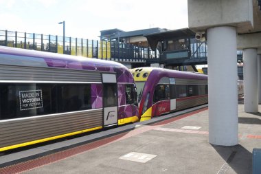 Sunshine, Avustralya-Mart 25, 2018: V/line yolcu treni Sunshine tren istasyonundan ayrılıyor