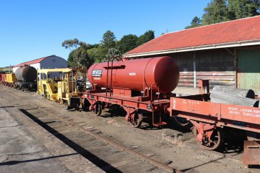 Daylesford, Avustralya - 31 Mart 2018: Daylesford turizm tren istasyonunda depolanan makine ve demiryolu