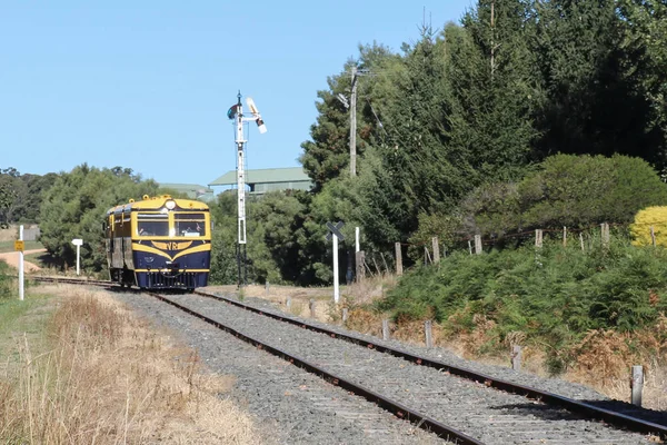 Musk, Avustralya-Mart 31, 2018: Daylesford Spa Country Railway, bir turist demiryolu, onun Walker Railmotor Musk İstasyonu yakınında çalışır