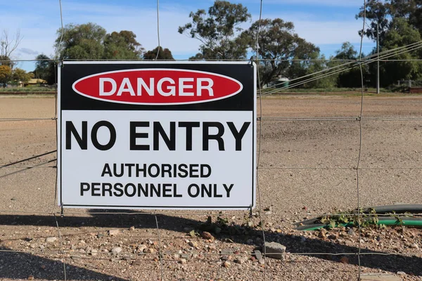 Een Rode Zwarte Witte Gevaar Entry Personeel Alleen Toegestaan Waarschuwingsbord — Stockfoto