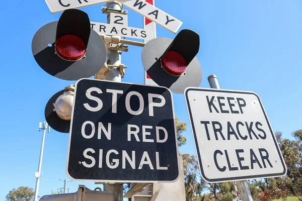Остановка Красный Сигнал Держать Треки Четкие Предупреждающие Знаки Железнодорожном Переходе — стоковое фото
