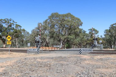 işaretler, ışıklar ve bom kapıları ile kırsal alan tren yolu hemzemin geçit