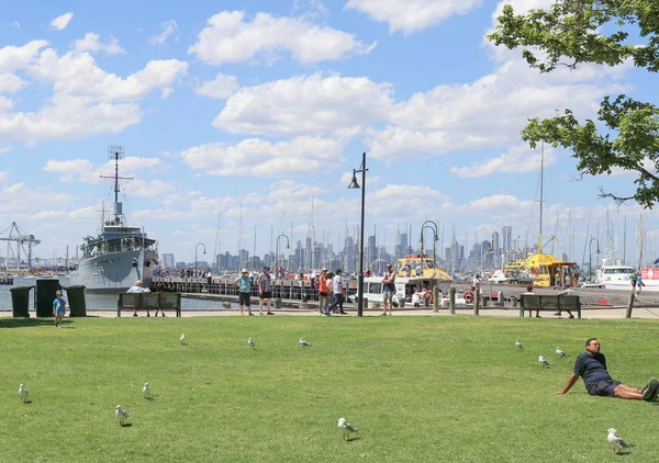 View of boats and distant Melbourne skyline from Gem Pier, Williamstown foreshore — Stock Photo, Image
