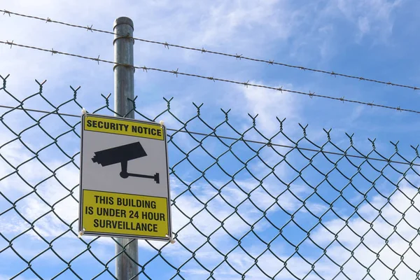 Un letrero de advertencia de cámara de vigilancia de 24 horas amarillo, blanco y negro — Foto de Stock