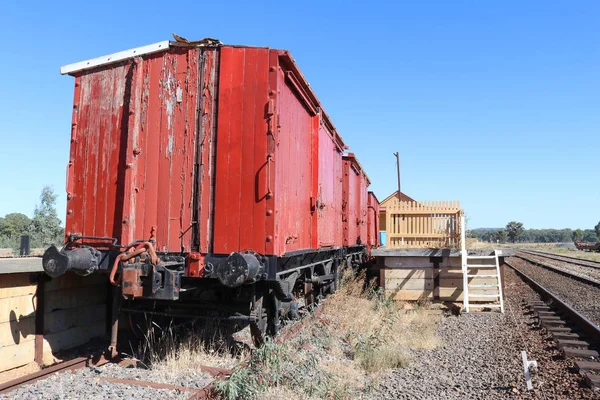 Vecchie carrozze in legno dipinte di rosso alla stazione ferroviaria di Muckleford — Foto Stock