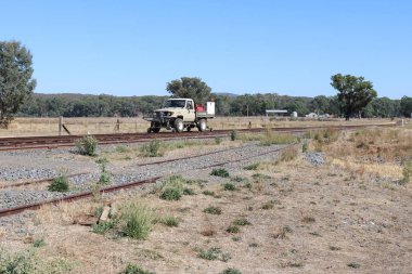 bir tren arkasında aşağıdaki bir demiryolu demiryolu bakım aracı