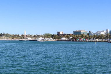 Geelong, Avustralya - 17 Kasım 2018: Cunningham Pier Geelong suların çekildiği kıyı doğru görünümünden