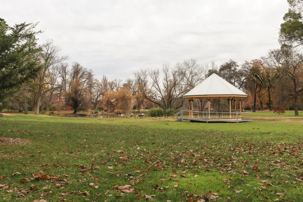 A Rotunda a nyilvános parkban és a kertek — Stock Fotó