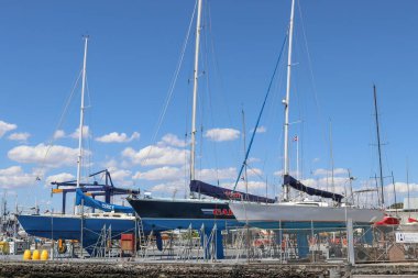 St Kilda, Avustralya - 26 Aralık 2017: Yatlar St Kilda Marina'da mavi gökyüzüne demirledi