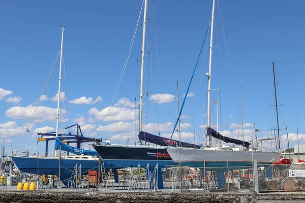 St Kilda, Avustralya - 26 Aralık 2017: Yatlar St Kilda Marina'da mavi gökyüzüne demirledi