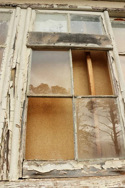 Boarded up derelict broken window panes — Stock Photo, Image