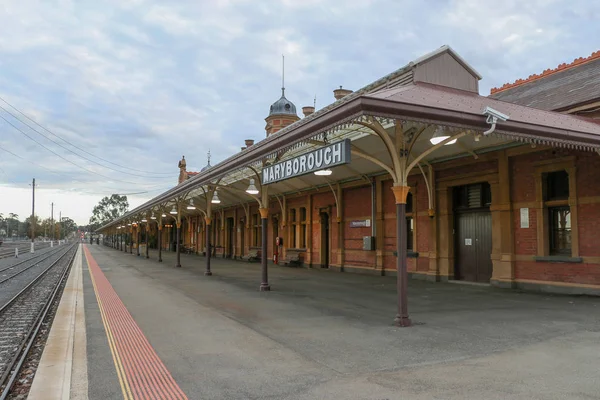 Una vista hacia el sur de la plataforma en la histórica estación de tren de Maryborough — Foto de Stock