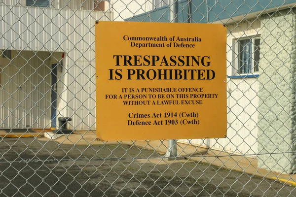 Amarillo y negro allanamiento está prohibido señal de advertencia en una cerca — Foto de Stock