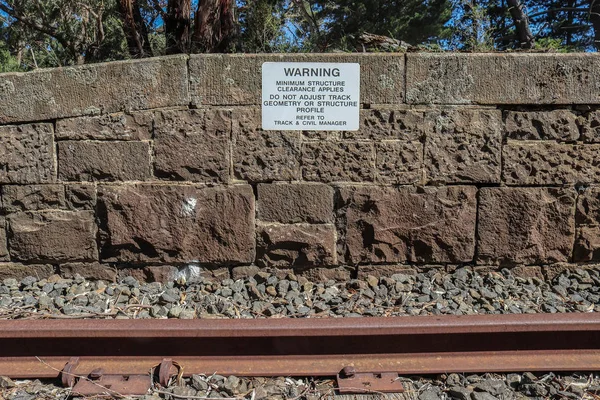 黑白警告，最小结构间隙在火车站站台边缘应用标志 — 图库照片