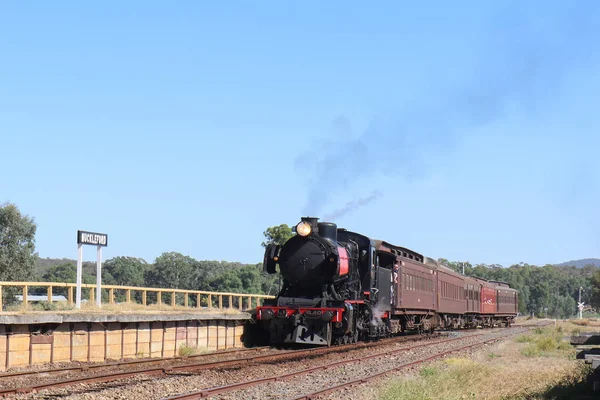 MUCKLEFORD, AUSTRALIA - 11 de marzo de 2018: Tren de vapor clase J 549 en la estación de Muckleford —  Fotos de Stock