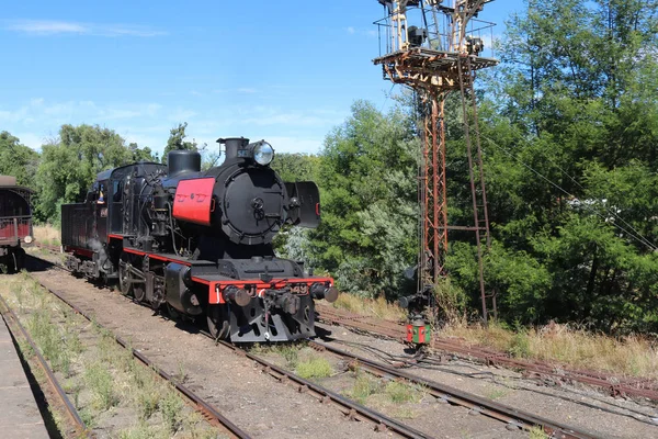 CASTLEMAINE, AUSTRALIA - 11 marzo 2018: Treno a vapore classe J 549 alla stazione ferroviaria di Castlemaine — Foto Stock