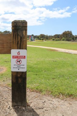 bir kırmızı, siyah ve beyaz No köpekler izin Bahçesi alanı veya ekipman işareti