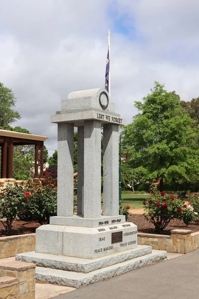 Pomnik w żołnierskiej sali pamięci upamiętnia żołnierzy i kobiet, którzy służyli w konfliktach z udziałem Australii — Zdjęcie stockowe