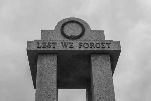 A memorial monument to fallen soldiers in black and white — Stock Photo, Image