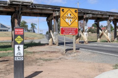 düşük açıklıklı tepeleme trestle köprüde birçok yol işaretleri