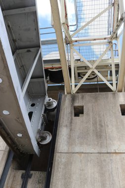 bir rezervuar erişim köprü ve açık dökülme kapıları doğru bakarak