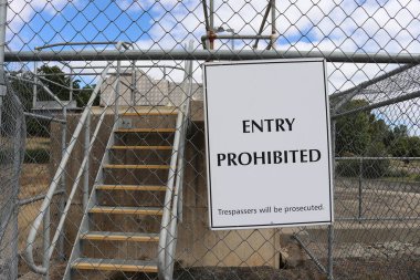 bir çarpık siyah ve beyaz Giriş Yasak, Trespassers bir tel çit üzerinde işareti Kovuşturma olacak